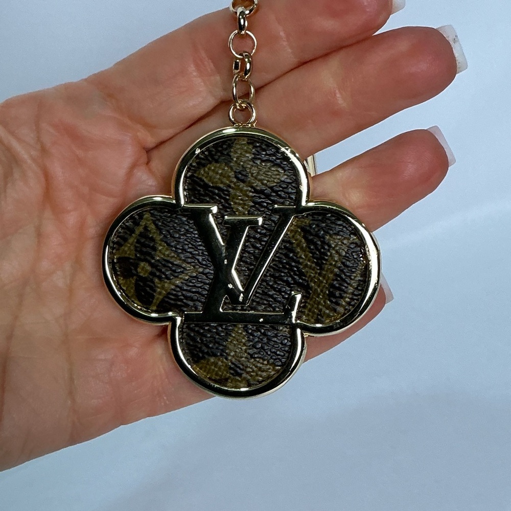 Louis Vuitton Into the Flower Bag Charm Key Holder Brown Monogram - Picture 2 of 8